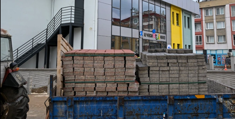 Çanakkale Belediyesi, Alp Mercan Etüt Merkezi çevresinde yürüttüğü çevre düzenleme ve beton parke taş döşeme çalışmalarıyla yaya güvenliğini en üst seviyeye çıkarıyor.