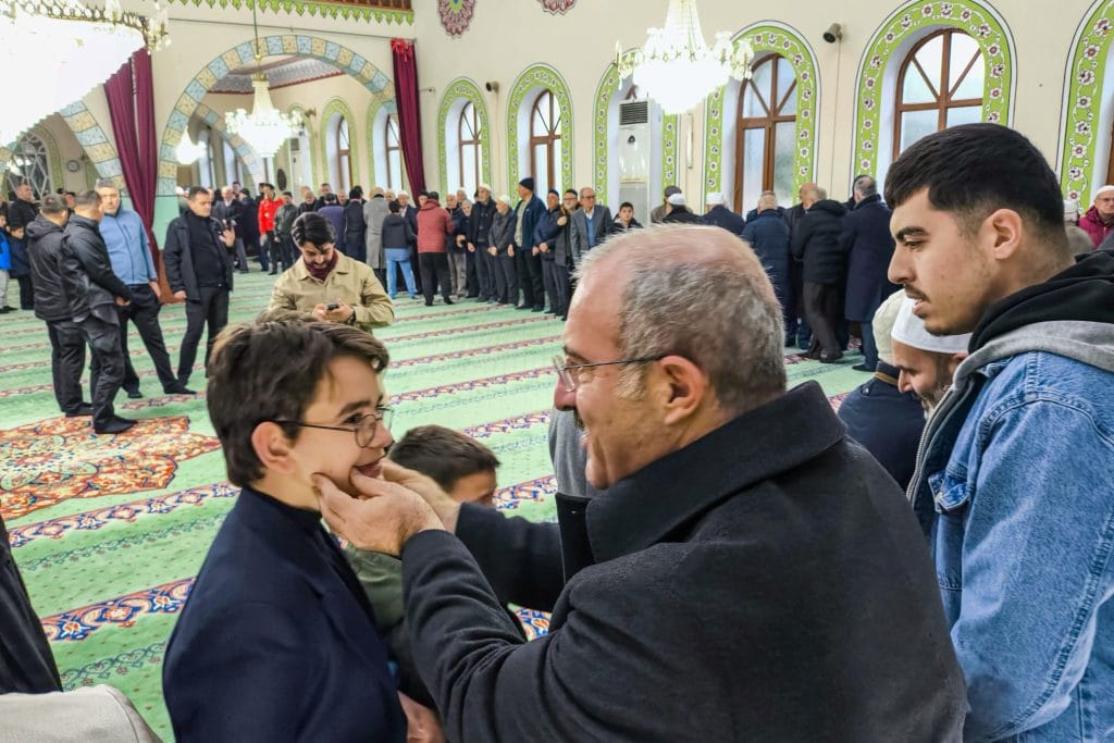 Çanakkale Valisi Ömer Toraman, Ramazan Bayramı namazında Şehitler Camii’nde vatandaşlarla buluştu. Bayramın manevi atmosferi ve kentin bayramlaşma geleneği haberimizde.
