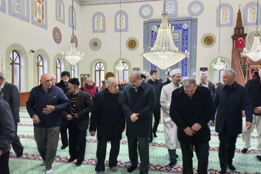 Çanakkale Valisi Ömer Toraman, Ramazan Bayramı namazında Şehitler Camii’nde vatandaşlarla buluştu. Bayramın manevi atmosferi ve kentin bayramlaşma geleneği haberimizde.