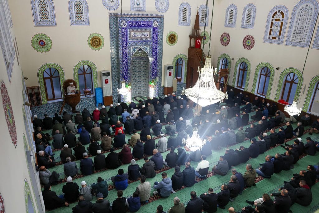 Çanakkale Valisi Ömer Toraman, Ramazan Bayramı namazında Şehitler Camii’nde vatandaşlarla buluştu. Bayramın manevi atmosferi ve kentin bayramlaşma geleneği haberimizde.