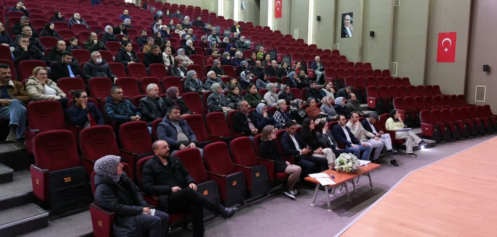 Çerkezköy Belediyesi, Halk Akademisi kapsamında velilere yönelik "Sınav Sürecinde Doğru İletişim" semineri düzenledi. Eğitimde aile desteğinin önemi vurgulandı.
