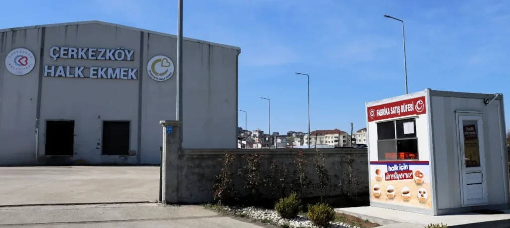 Çerkezköy Belediyesi, Halk Ekmek Satış Büfelerinin sayısını artırıyor. Fatih Mahallesi Ambardere Bölgesi'nde açılan yeni büfe ile ekonomik ve taze ekmek vatandaşın hizmetine sunuldu.