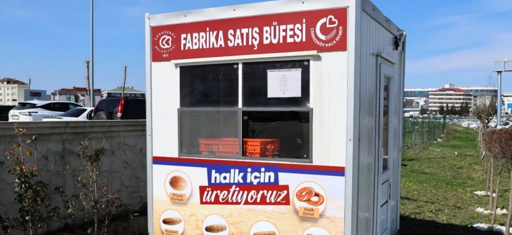 Çerkezköy Belediyesi, Halk Ekmek Satış Büfelerinin sayısını artırıyor. Fatih Mahallesi Ambardere Bölgesi'nde açılan yeni büfe ile ekonomik ve taze ekmek vatandaşın hizmetine sunuldu.