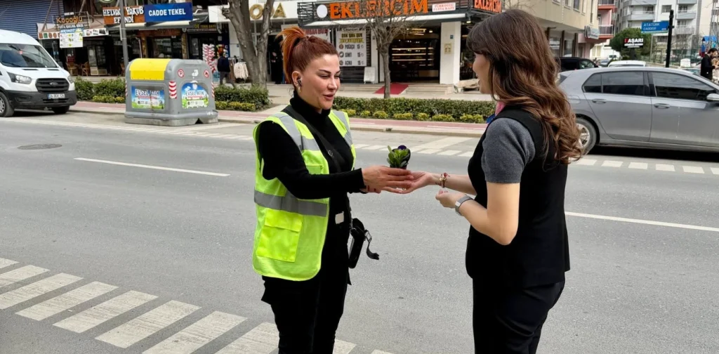 Çerkezköy Belediyesi 8 Mart kutlamaları kapsamında kadın çalışanlarıyla buluştu. Özel Kalem Müdürü tarafından gerçekleştirilen çiçek takdimiyle kadınların emeğine vurgu yapıldı.