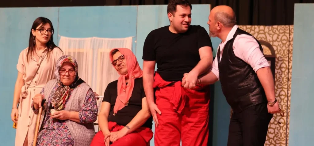 Çerkezköy'de Dünya Tiyatro Günü coşkusu! Belediye ve Kent Konseyi iş birliğiyle sahnelenen Entrikalı Dolap Komedyası izleyicileri kahkahaya boğdu. Detaylar haberimizde.