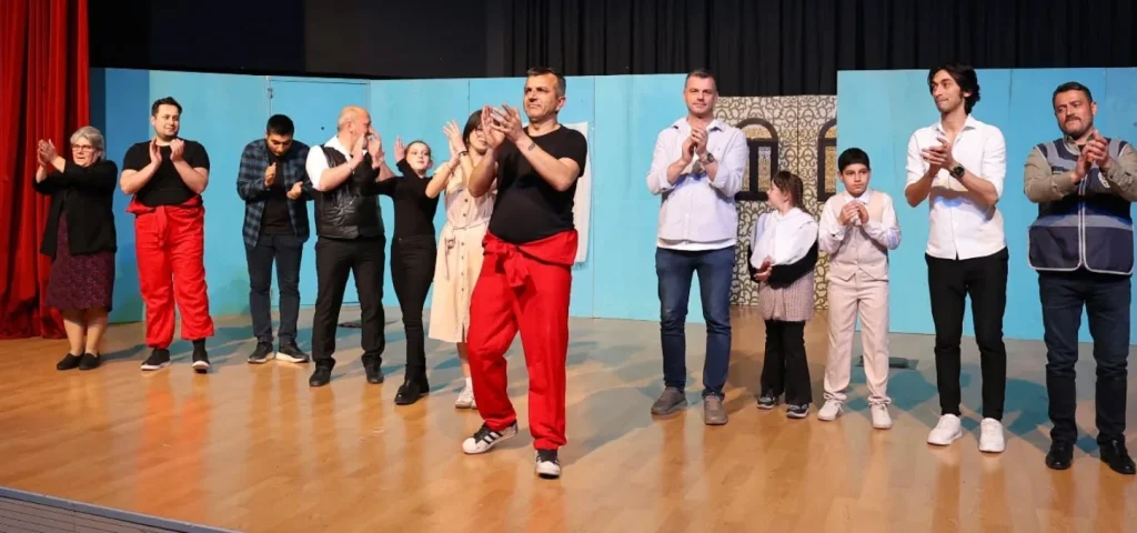 Çerkezköy'de Dünya Tiyatro Günü coşkusu! Belediye ve Kent Konseyi iş birliğiyle sahnelenen Entrikalı Dolap Komedyası izleyicileri kahkahaya boğdu. Detaylar haberimizde.