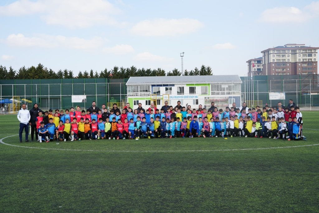 Çorlu'da ara tatil futbolla şenlendi! Çorlu Çocuk Futbol Turnuvası kapsamında 240 genç yetenek yeşil sahada buluştu. Detaylar ve turnuvadan notlar haberimizde.