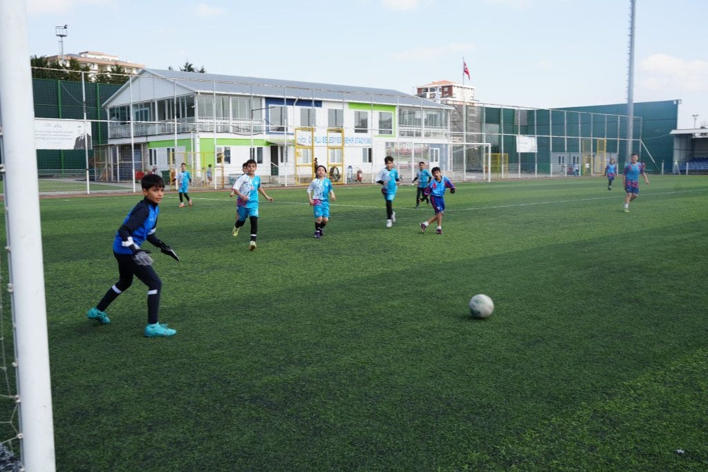 Çorlu'da ara tatil futbolla şenlendi! Çorlu Çocuk Futbol Turnuvası kapsamında 240 genç yetenek yeşil sahada buluştu. Detaylar ve turnuvadan notlar haberimizde.
