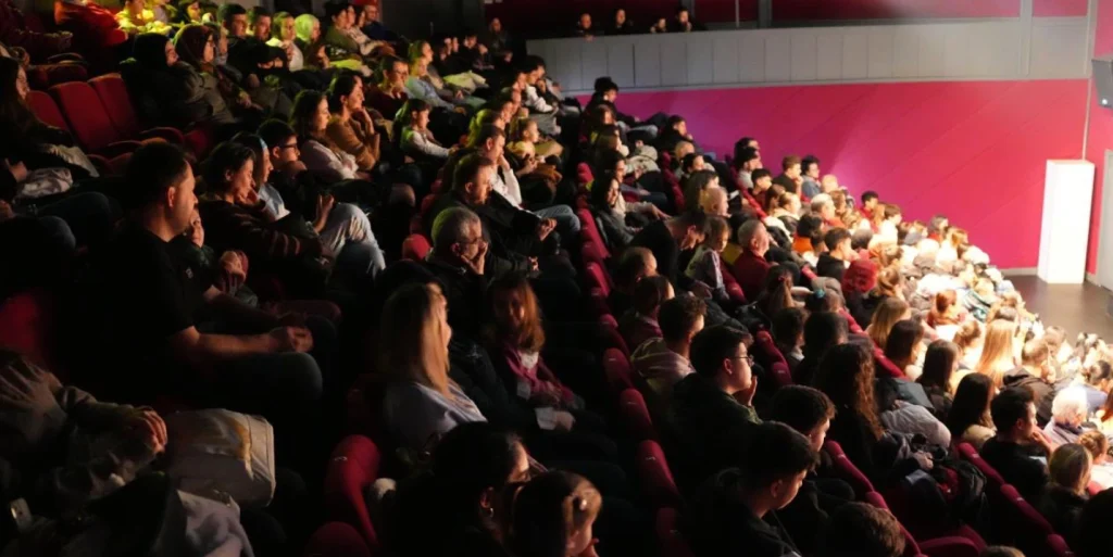 Çorlu Okullar Arası Tiyatro Yarışması heyecanı sürüyor. Ün Okulları öğrencileri Aziz Nesin'in Pırtlatan Bal oyunuyla büyük beğeni topladı. Çorlu Belediyesi sanatın ve gençlerin yanında.