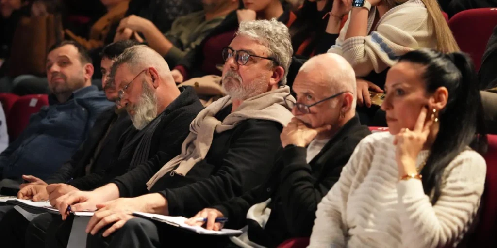 Çorlu Okullar Arası Tiyatro Yarışması heyecanı sürüyor. Ün Okulları öğrencileri Aziz Nesin'in Pırtlatan Bal oyunuyla büyük beğeni topladı. Çorlu Belediyesi sanatın ve gençlerin yanında.