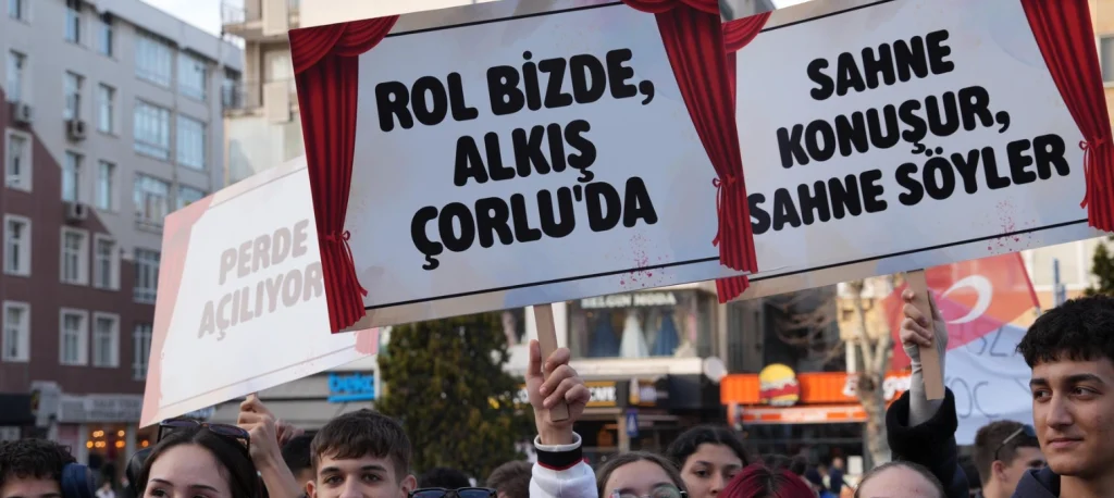 Sanat sokaklara taştı! 4. Çorlu Tiyatro Festivali görkemli bir kortejle başladı. Atatürk ve Cumhuriyet Meydanı arasındaki sanat yürüyüşünün tüm detayları haberimizde.