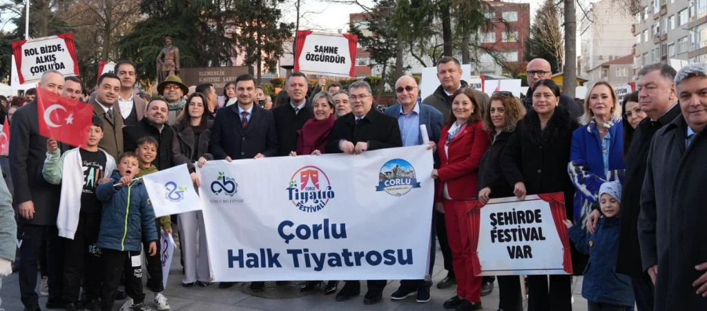 Sanat sokaklara taştı! 4. Çorlu Tiyatro Festivali görkemli bir kortejle başladı. Atatürk ve Cumhuriyet Meydanı arasındaki sanat yürüyüşünün tüm detayları haberimizde.