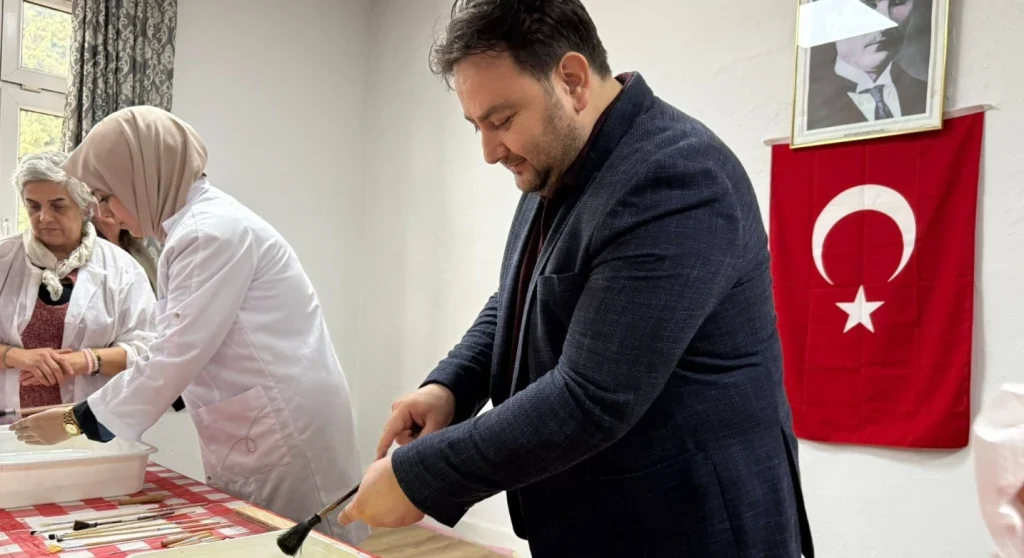 Demirköy'de Mevlid-i Nebi anısına düzenlenen geleneksel el sanatları atölyesi büyük ilgi gördü. Belediye Başkanlığı, sanatçıların ve kursiyerlerin çalışmalarını yerinde inceledi.