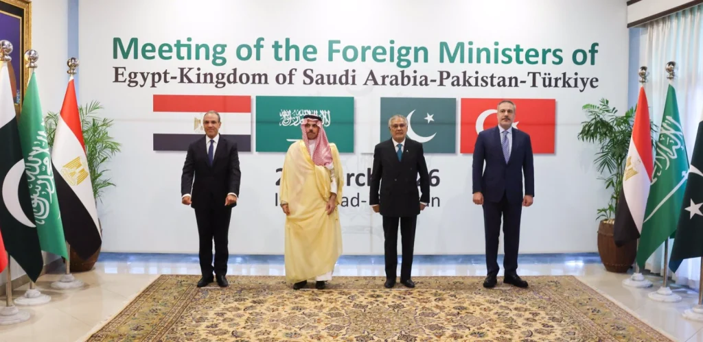 Dışişleri Bakanı Hakan Fidan, İslamabad'da Pakistan, Suudi Arabistan ve Mısır dışişleri bakanları ile stratejik bir zirve gerçekleştirdi. Bölgesel diplomasi detayları haberimizde.