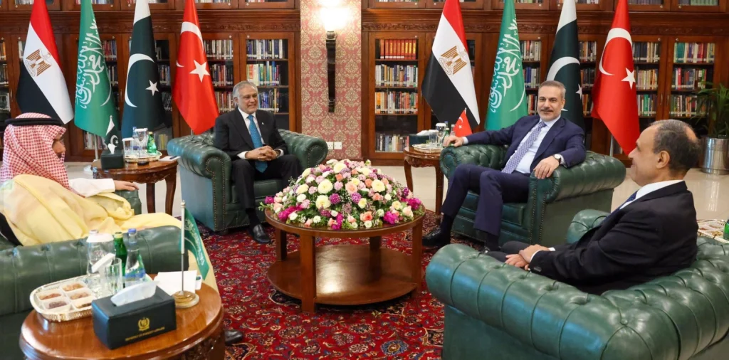 Dışişleri Bakanı Hakan Fidan, İslamabad'da Pakistan, Suudi Arabistan ve Mısır dışişleri bakanları ile stratejik bir zirve gerçekleştirdi. Bölgesel diplomasi detayları haberimizde.