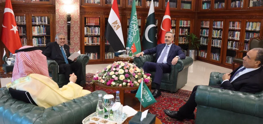 Dışişleri Bakanı Hakan Fidan, İslamabad'da Pakistan, Suudi Arabistan ve Mısır dışişleri bakanları ile stratejik bir zirve gerçekleştirdi. Bölgesel diplomasi detayları haberimizde.