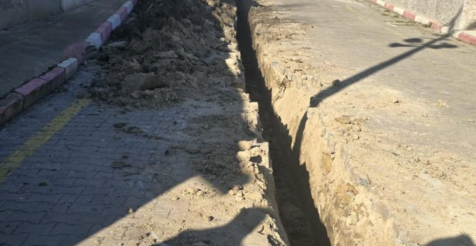 Hayrabolu Belediye Başkanı Tuncer Başoğlu ve Meclis Üyesi Hamza Savcı, Şalgamlı Mahallesi'ndeki doğalgaz altyapı çalışmalarını denetleyerek teknik ekipten bilgi aldı.