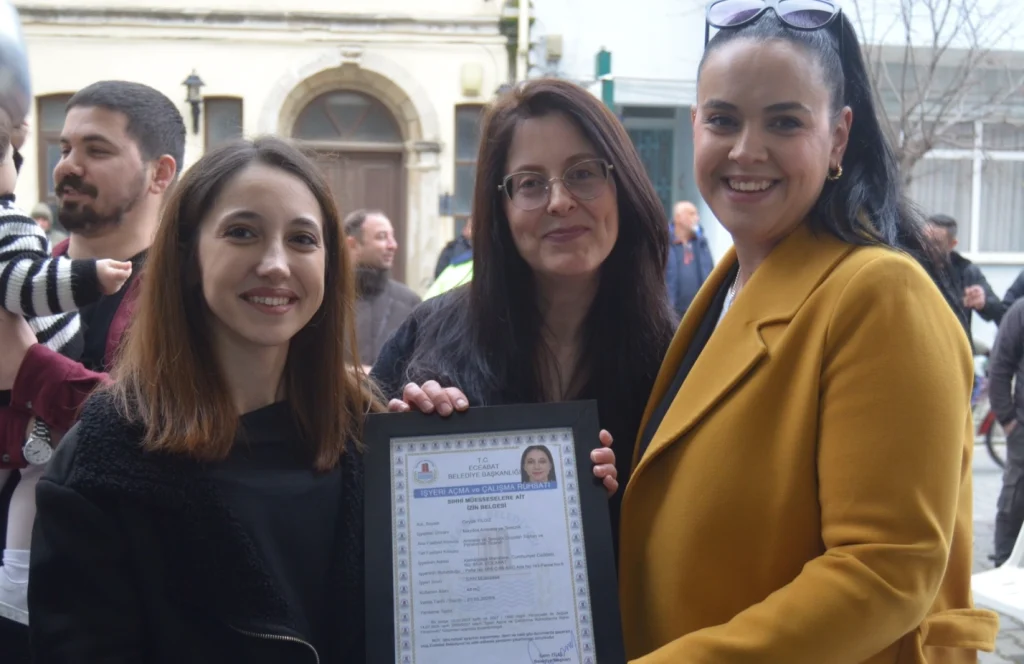 Eceabat Belediyesi Başkan Vekili Sn. Gülce Girgin, Maydos Ambalaj ve Temizlik işletmesinin açılış törenine katıldı. İlçede yerel ticaret güçleniyor.