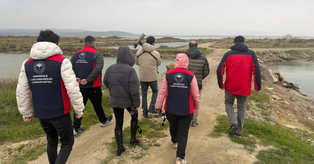 Eceabat Kaymakamı Kerem Yenigün, Suvla Tuz Gölü'nde teknik ekiplerle inceleme yaptı. Bölgedeki kuş türleri ve biyolojik çeşitliliğin korunması için yeni adımlar atılıyor.