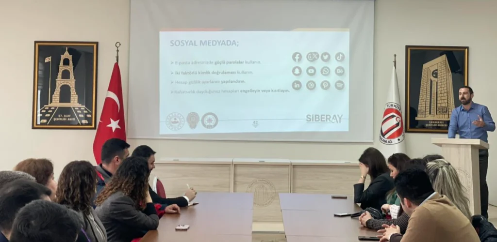 Eceabat Kaymakamlığı'nda düzenlenen SİBERAY toplantısı ile siber suçlara karşı farkındalık eğitimi verildi. Dijital dolandırıcılık ve siber güvenlik konuları ele alındı.