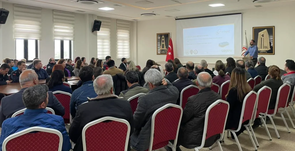 Eceabat Kaymakamlığı'nda düzenlenen SİBERAY toplantısı ile siber suçlara karşı farkındalık eğitimi verildi. Dijital dolandırıcılık ve siber güvenlik konuları ele alındı.