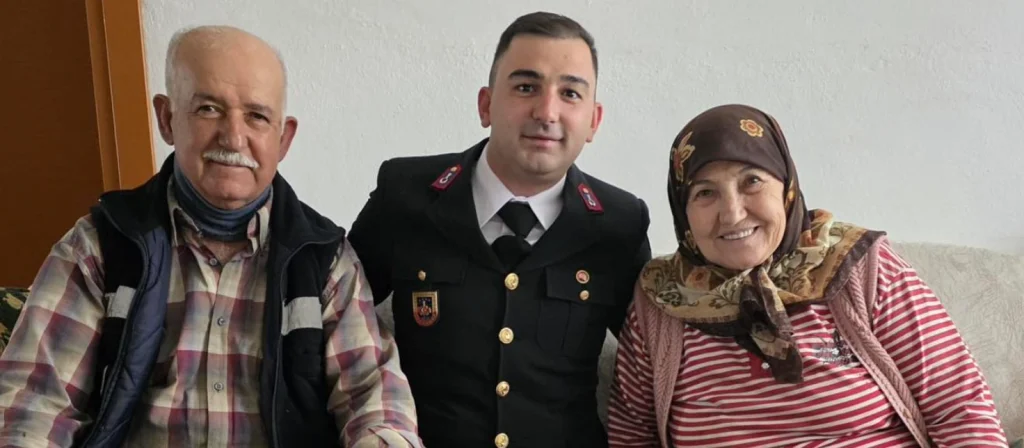 Eceabat Kaymakamlığı’ndan anlamlı bayram ziyareti! Emniyet ve jandarma ekipleri şehit aileleri ve gazilerle bayramlaştı. Vefa dolu ziyaretin detayları haberimizde.