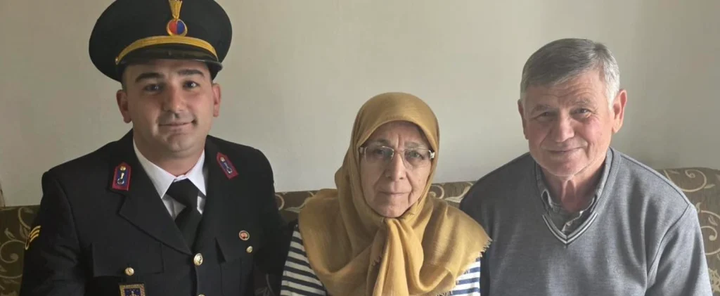 Eceabat Kaymakamlığı’ndan anlamlı bayram ziyareti! Emniyet ve jandarma ekipleri şehit aileleri ve gazilerle bayramlaştı. Vefa dolu ziyaretin detayları haberimizde.