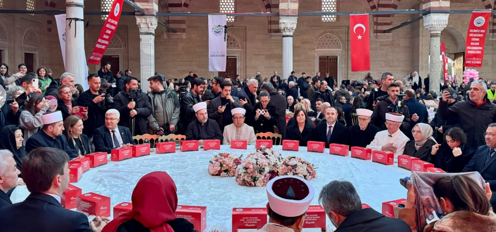 Selimiye’nin Gölgesinde Dev Balkan İftarı Gerçekleşti