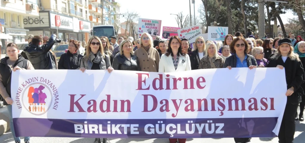 Edirne Belediye koordinasyonunda düzenlenen 8 Mart Dünya Emekçi Kadınlar Günü etkinliklerinde kadınlar Atatürk'ün huzuruna yürüdü. Detaylar ve yürüyüşten kareler haberimizde.