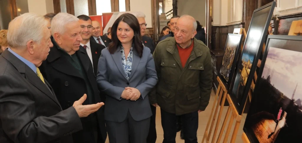 "Yaşayan Edirne" fotoğraf sergisi açıldı! Edirne Belediye Başkanlığı ve EFOD iş birliğiyle hazırlanan sergi, kentin ruhunu sanatseverlerle buluşturuyor. Detaylar ve ziyaret saatleri için tıklayın.
