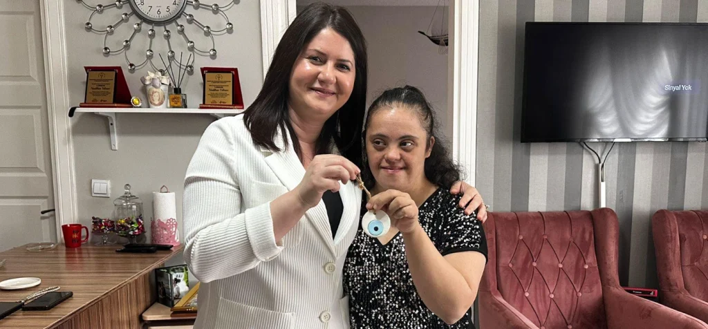 Edirne Belediyesi, 21 Mart Dünya Down Sendromu Farkındalık Günü kapsamında Engelsiz Yaşam Merkezi öğrencisi Neslihan'ı ziyaret ederek farkındalık vurgusu yaptı.