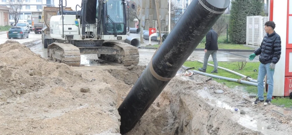 Edirne Belediyesi altyapıda dev adımlar atıyor: Kaleiçi abone bağlantıları başladı, Kıyık'ta depo bağlantısı için son 100 metreye girildi. Güçlü Edirne için çalışmalar sürüyor.