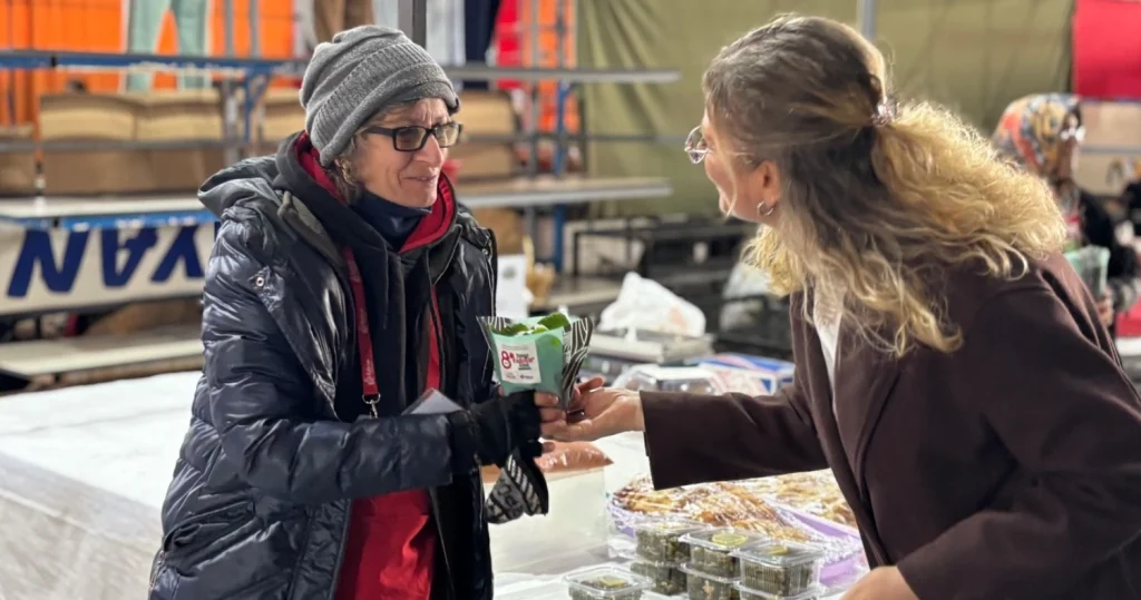 Edirne Belediyesi, 8 Mart Dünya Emekçi Kadınlar Günü'nde kadın emek pazarlarını ziyaret etti. Başkan Filiz Gencan Akın'ın çiçekli mesajı üretici kadınlarla buluştu.