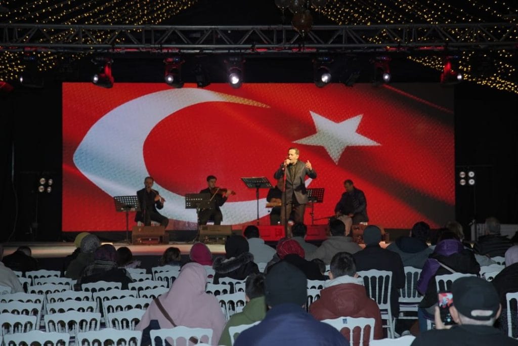 Edirne Valiliği'nin düzenlediği etkinliklerde Abbas Yahya, Selimiye gölgesinde tasavvuf rüzgarı estirdi. Ramazan Sokağı'ndaki konserin tüm detayları burada