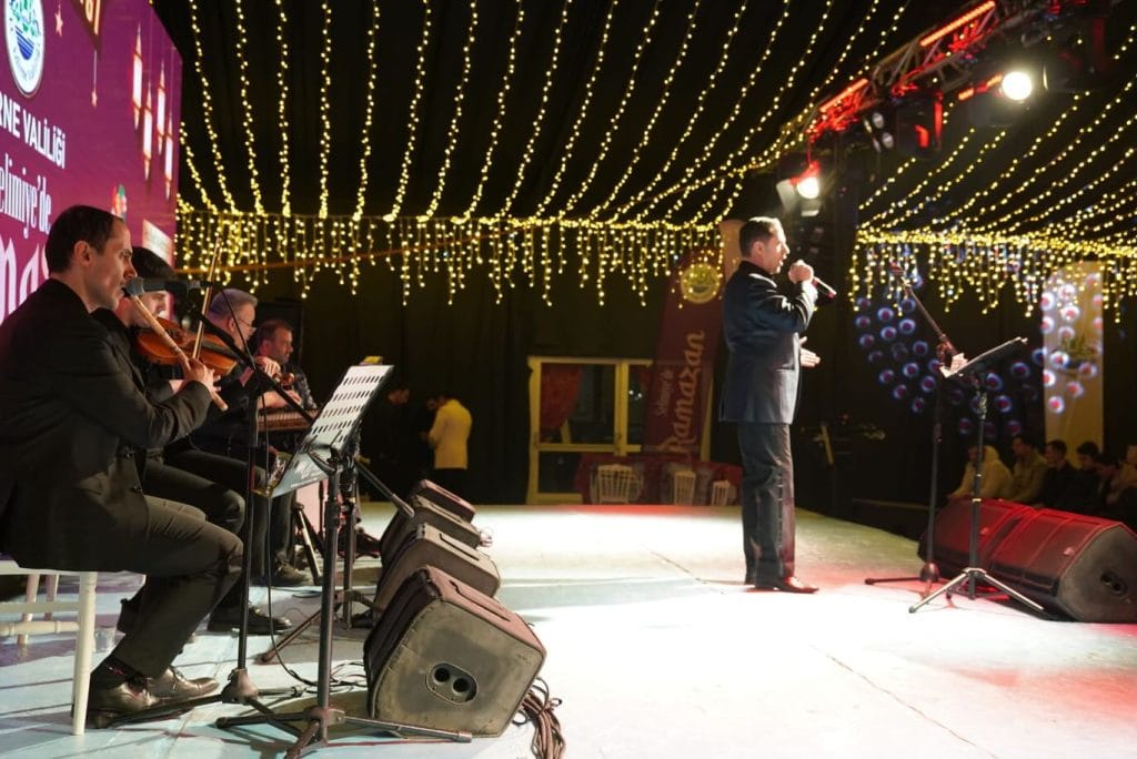 Edirne Valiliği'nin düzenlediği etkinliklerde Abbas Yahya, Selimiye gölgesinde tasavvuf rüzgarı estirdi. Ramazan Sokağı'ndaki konserin tüm detayları burada