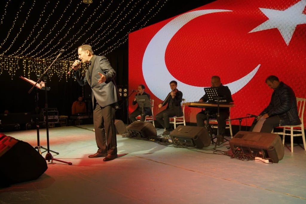 Edirne Valiliği'nin düzenlediği etkinliklerde Abbas Yahya, Selimiye gölgesinde tasavvuf rüzgarı estirdi. Ramazan Sokağı'ndaki konserin tüm detayları burada