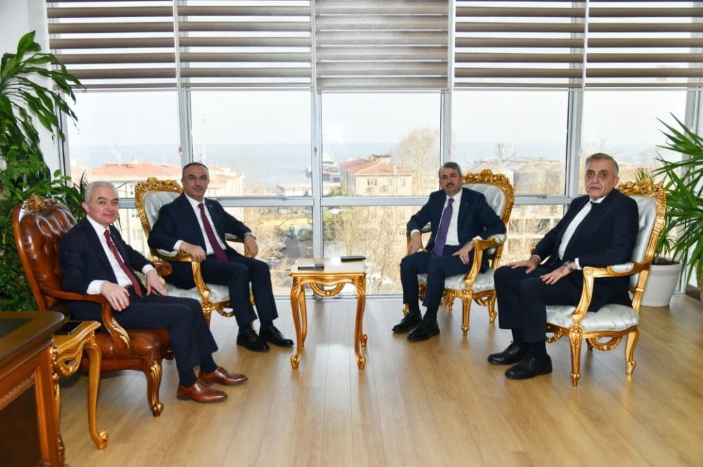 Cumhurbaşkanı Erdoğan ile BlackRock CEO'su Larry Fink, İstanbul'da bir araya geldi. 10 trilyon dolarlık dev şirketin Türkiye ajandası ve görüşmenin tüm detayları haberimizde.