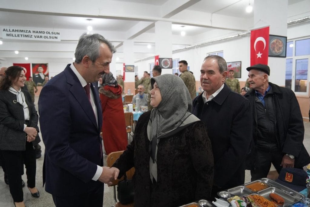 Edirne Valisi Yunus Sezer, şehit aileleri ve gazilerle iftarda buluştu. 18 Mart Çanakkale Zaferi anısına kışlada düzenlenen programın detayları haberimizde.