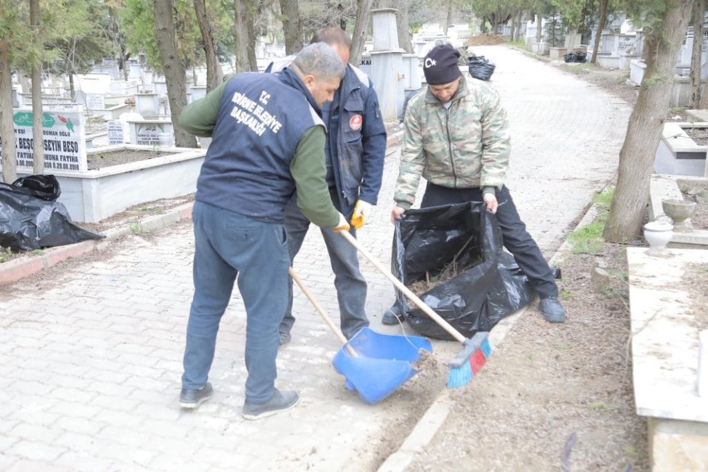 Edirne Belediyesi, bayram öncesi mezarlıkları ziyarete hazır hale getirdi. Şehitlik temizliği, ot biçme ve ekipman desteği ile ilgili tüm detaylar haberimizde.