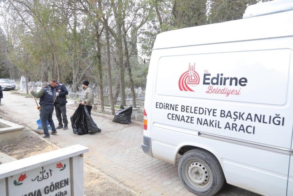 Edirne Belediyesi, bayram öncesi mezarlıkları ziyarete hazır hale getirdi. Şehitlik temizliği, ot biçme ve ekipman desteği ile ilgili tüm detaylar haberimizde.