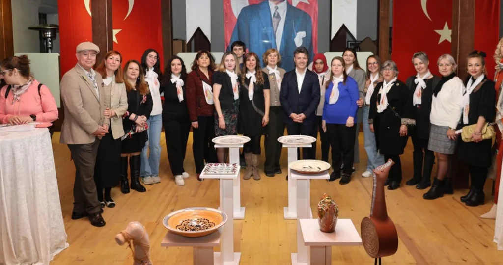 Gelibolu'da 8 Mart coşkusu sanatla buluştu. Emel İlhan küratörlüğündeki Sanatta Tek Yürek sergisi GAKM'de kapılarını açtı. Detaylar ve sergi notları haberimizde.