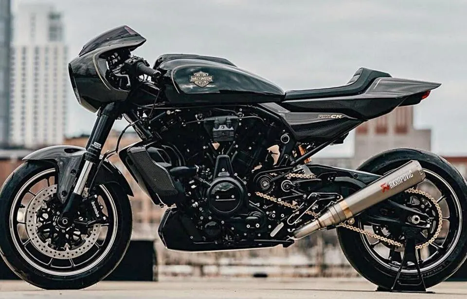 Harley-Davidson'ın efsanevi Cafe Racer modeli XLCR, modern RMCR konseptiyle geri dönüyor. 150 beygirlik Pan America motoruyla donatılan bu canavarın detayları!