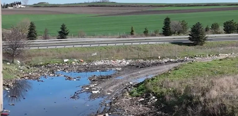 Lüleburgaz Belediyesi, çevre kirliliğiyle mücadelede kamera dönemine geçti. Umurca ve Evrensekiz Yolu 7/24 izlenerek kaçak döküm yapanlara göz açtırılmayacak.
