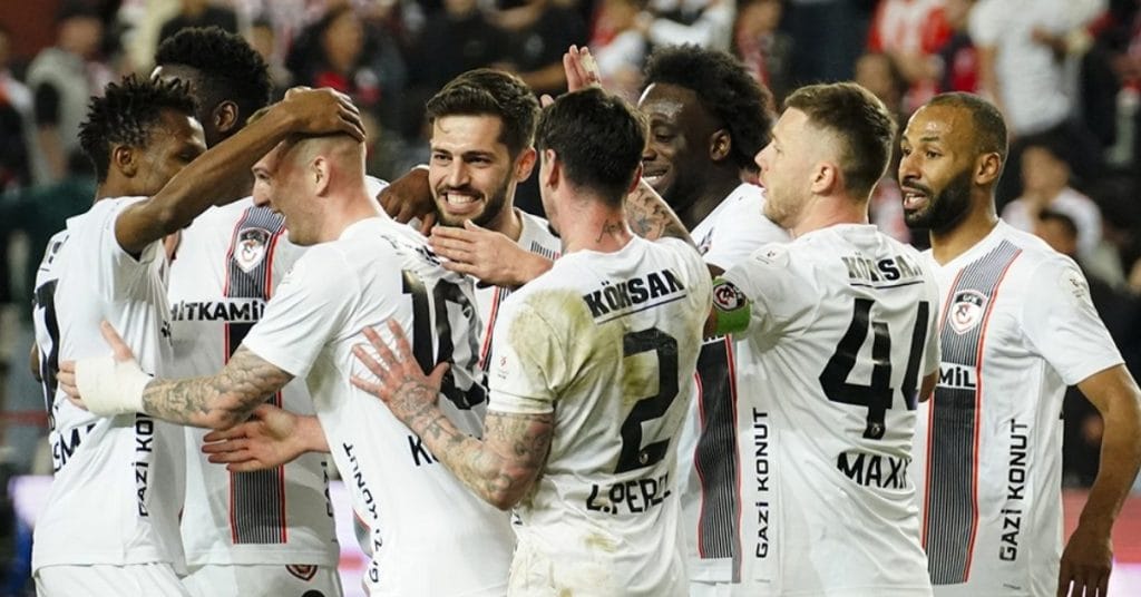 Fenerbahçe - Gaziantep FK maçı bu akşam saat 20.00'de! Fenerbahçe'nin son maçı sonrası aldığı kritik kararlar, Talisca'nın dönüşü ve Gaziantep'in formda golcüsü Bayo hakkında tüm detaylar haberimizde.