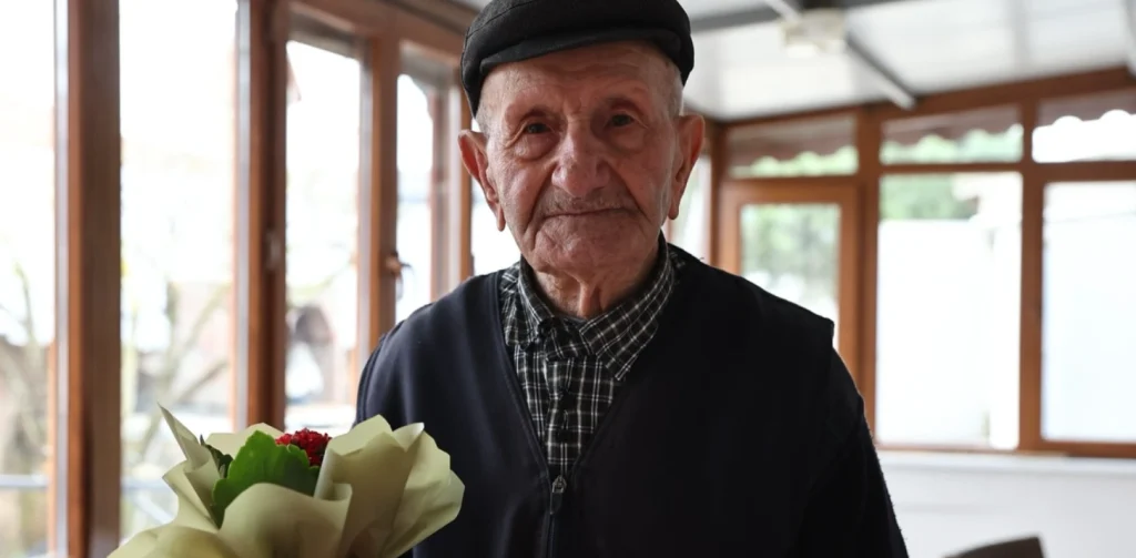 Kapaklı Belediyesi, Yaşlılara Saygı Haftası'nda büyükleri evlerinde ziyaret etti. Kadın ve Aile Hizmetleri Müdürlüğü koordinesinde gerçekleşen ziyaretler büyük takdir topladı.