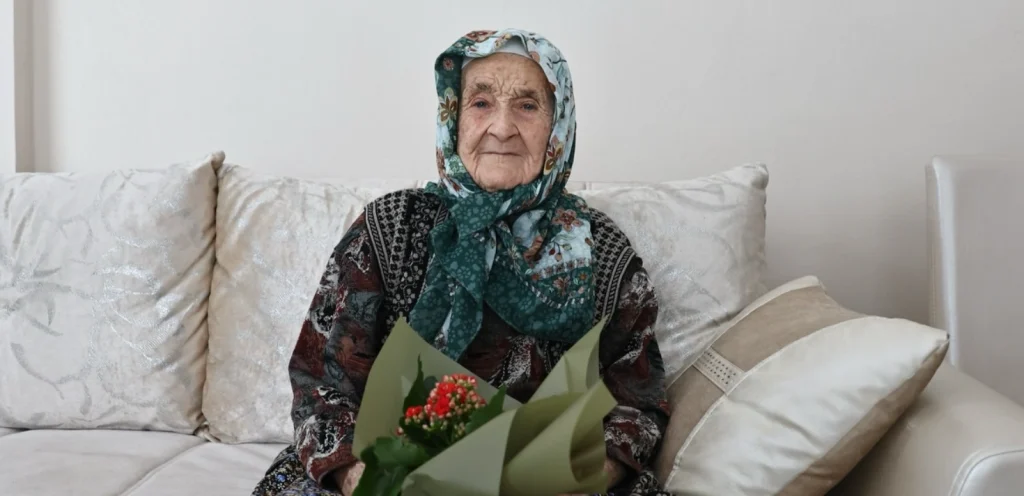 Kapaklı Belediyesi, Yaşlılara Saygı Haftası'nda büyükleri evlerinde ziyaret etti. Kadın ve Aile Hizmetleri Müdürlüğü koordinesinde gerçekleşen ziyaretler büyük takdir topladı.