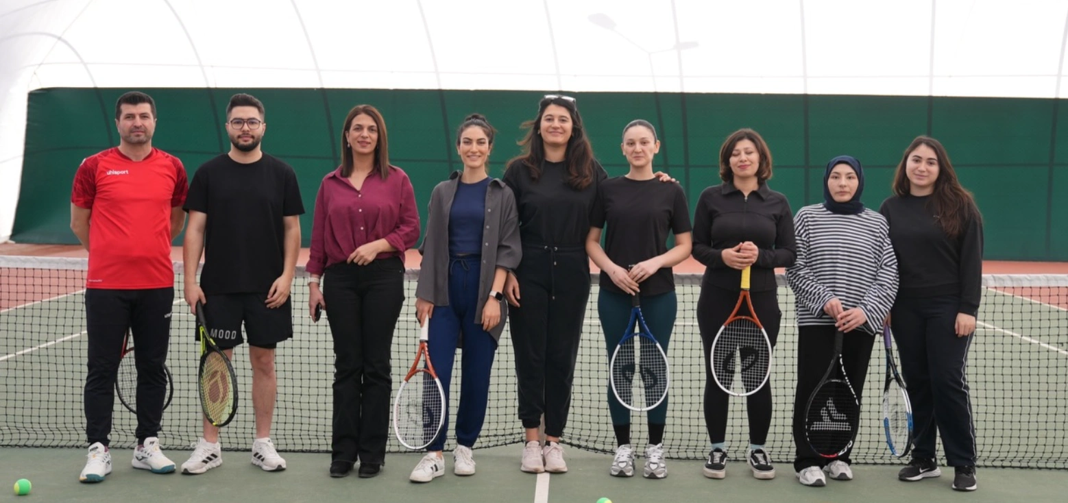 Kapaklı’da Raketler Konuşuyor Kort Tenisi Kursları Tam Gaz