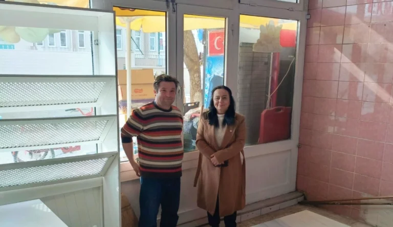 Hoşköy’de Kardeşler Ekmek Fırını faaliyete geçti. Mahalle halkının katılımıyla yapılan açılışta taze lezzetler ve bereketli kazanç dilekleri ön plandaydı.