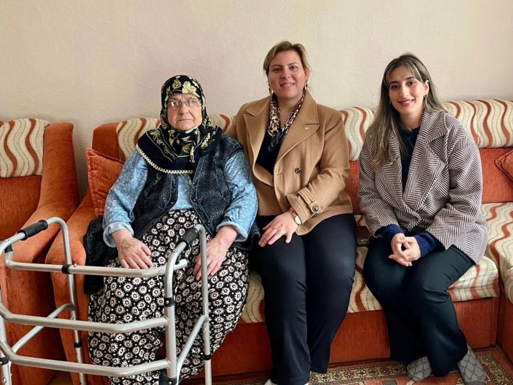 Keşan Belediyesi, 18-24 Mart Yaşlılar Haftası'nda ilçedeki çınarları yalnız bırakmadı. Sosyal ekiplerin gerçekleştirdiği anlamlı ziyaretlerin detayları haberimizde.