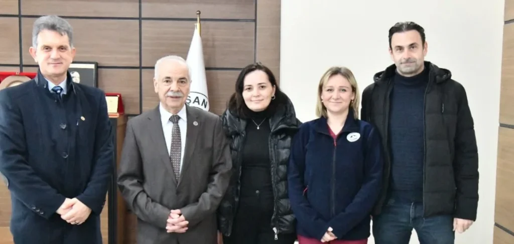 Keşan Belediyesi personeli, bayram öncesi düzenlenen geleneksel törende bir araya gelerek bayramlaştı. Dayanışma ruhu ve ekip çalışması vurgulandı.